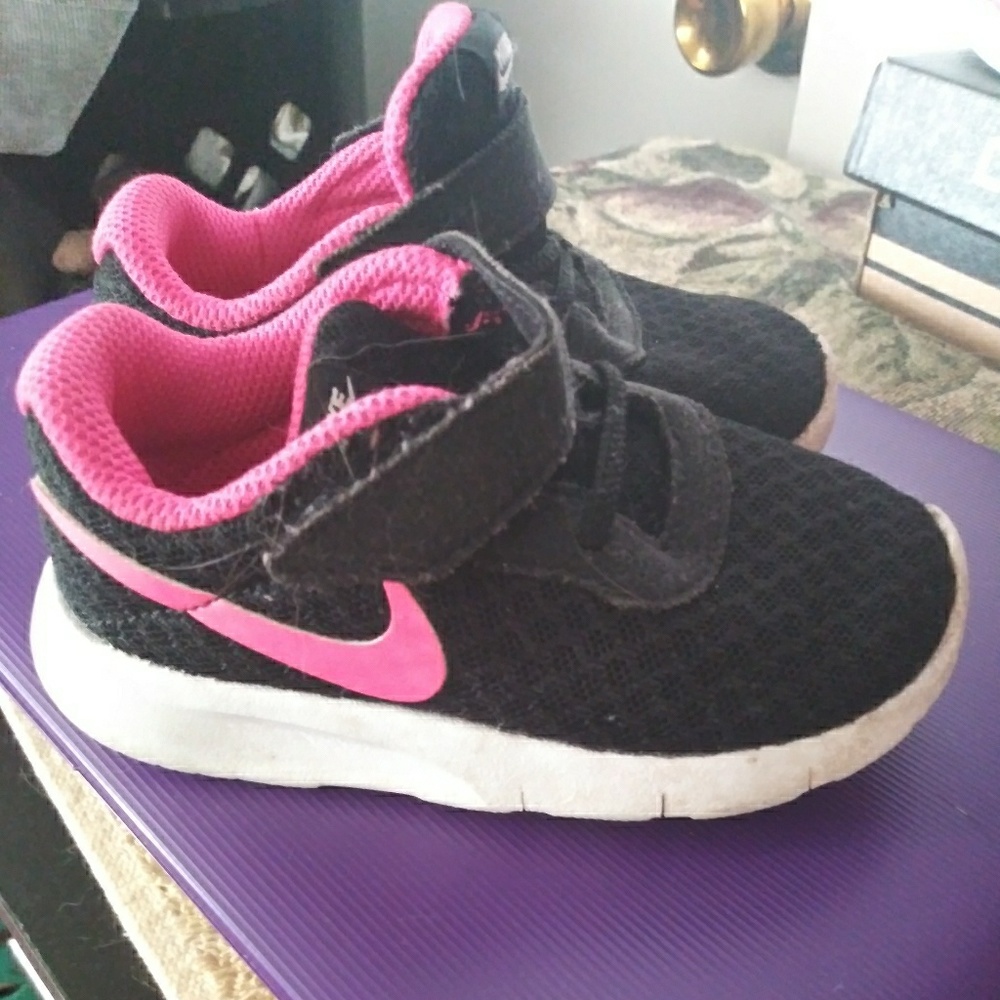 Toddler size 6 nike shoes